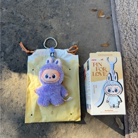 Pop Mart Labubu Pin For Love “?” - Picture 2 of 2